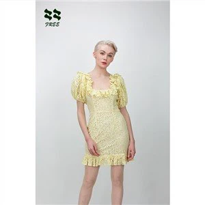 Vestit amb volants de màniga curta amb encaix floral