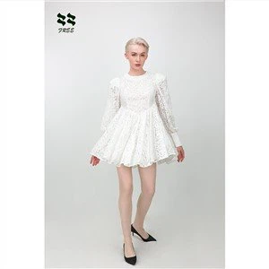 Vestit d'encaix de dona amb espatlla amb coixinet